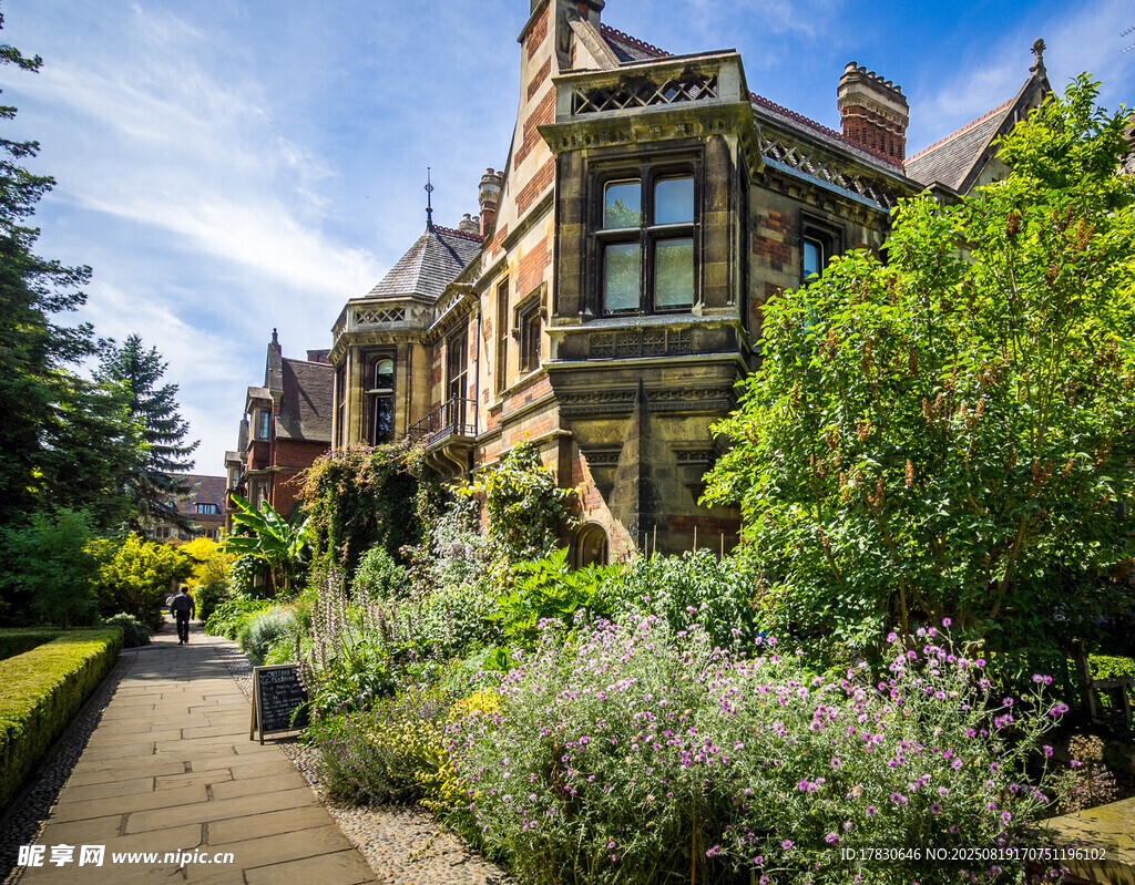 英式古典建筑與綠植景觀
