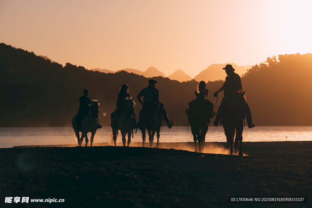 夕陽(yáng)下的馬背之旅