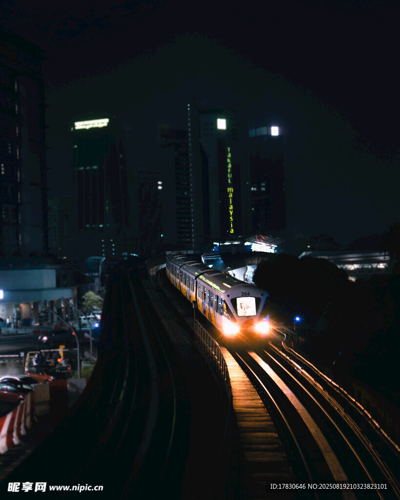 夜間行駛的城市軌道列車