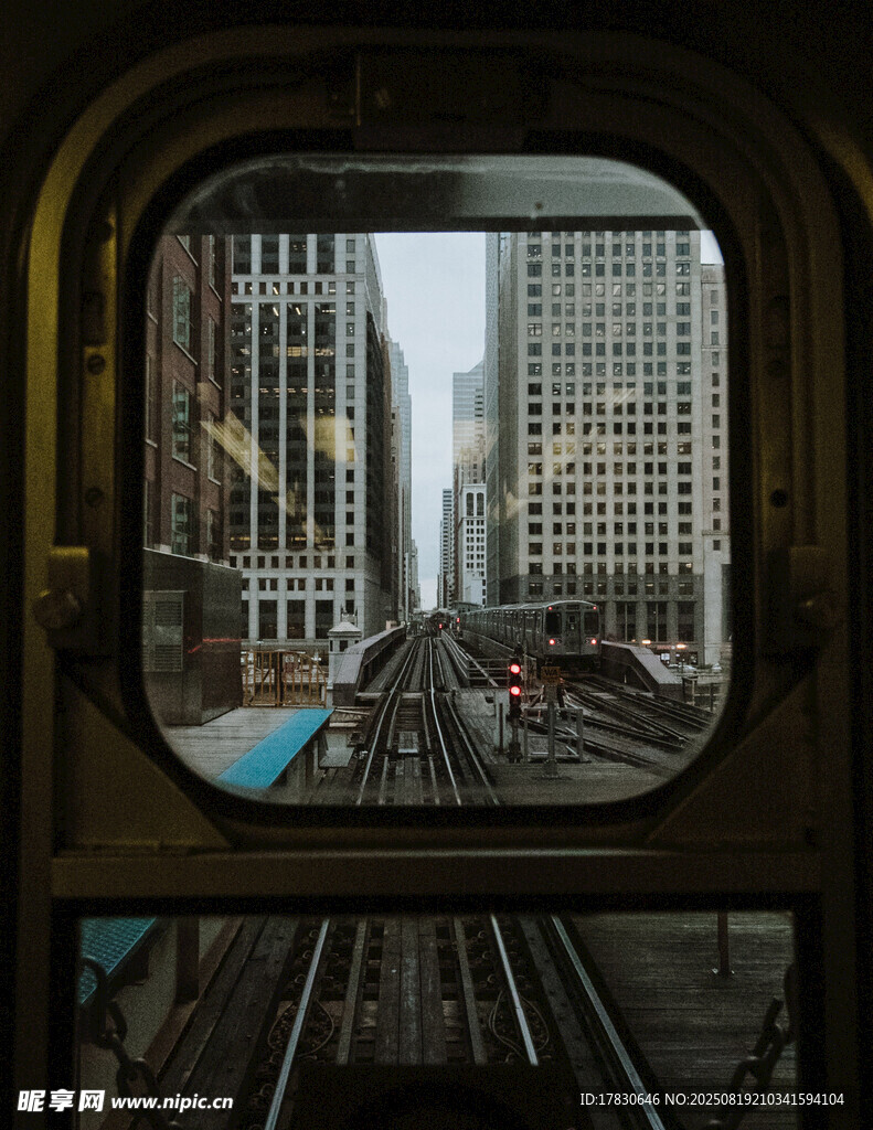 透過車窗看都市鐵軌風景
