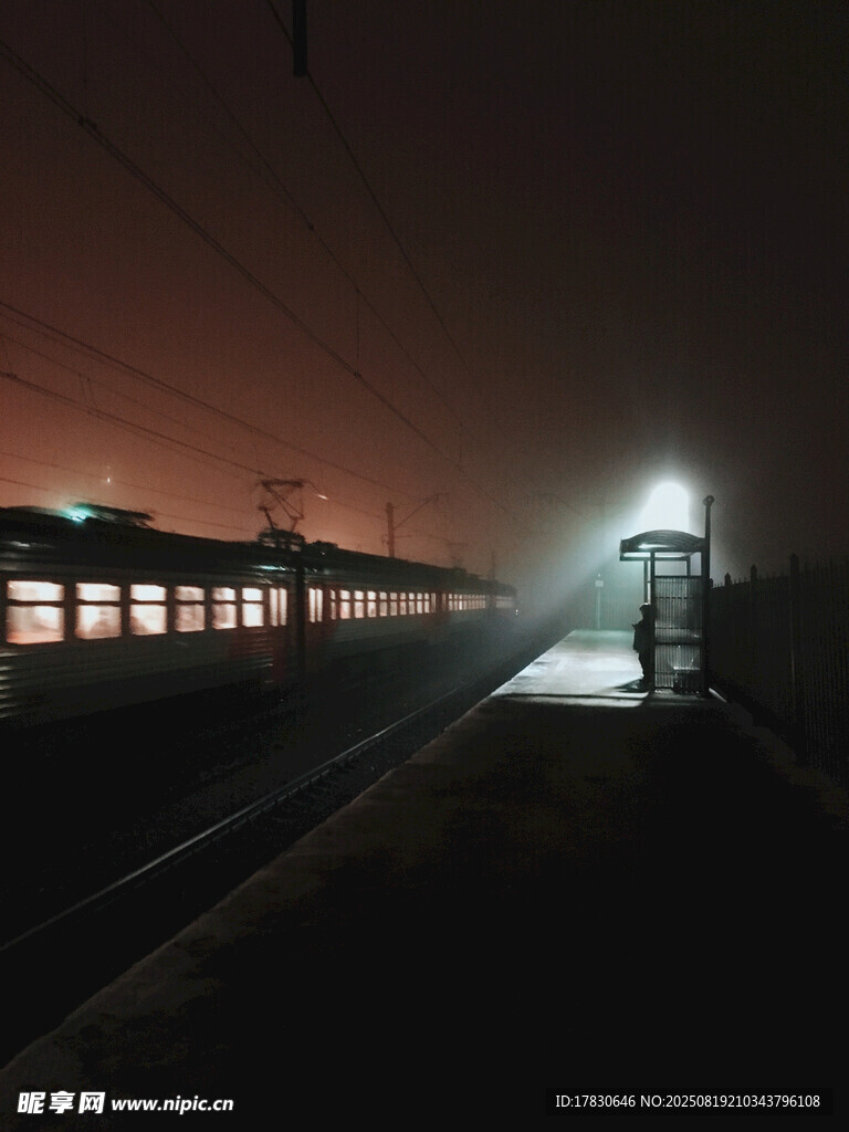 夜幕下的鐵路站臺