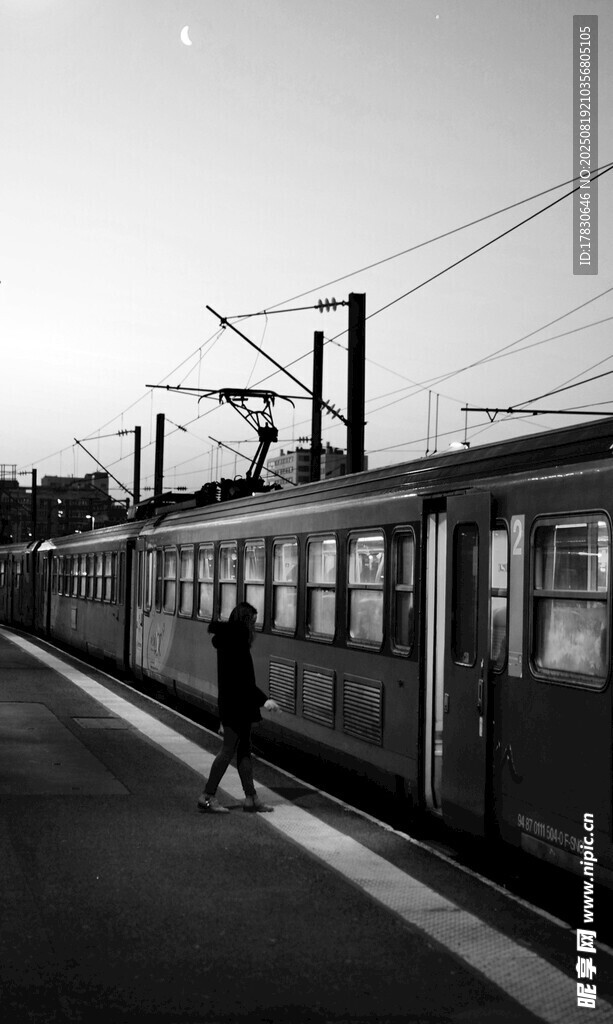 站臺邊的列車與行人