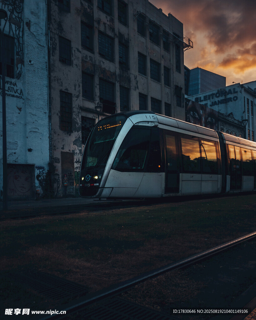 黃昏下的城市有軌電車