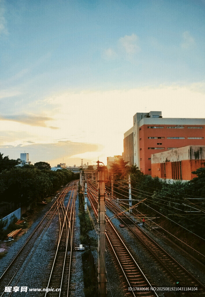 夕陽下的鐵軌與城市建筑