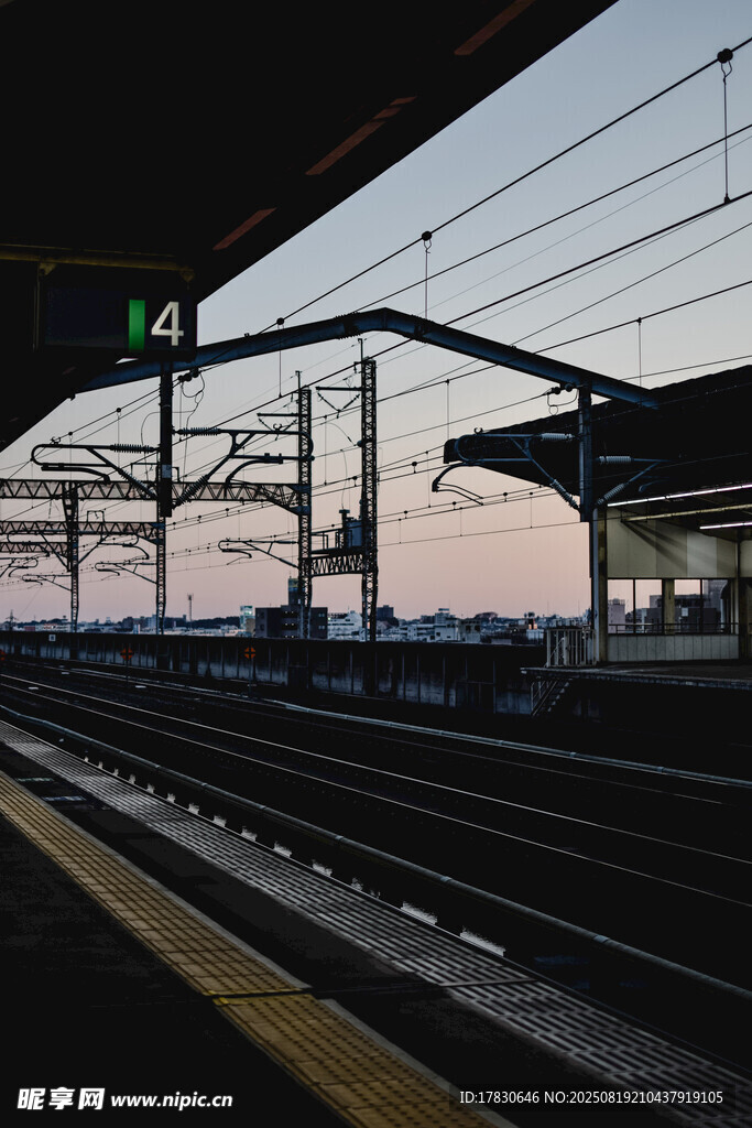 黃昏下的空曠鐵路站臺
