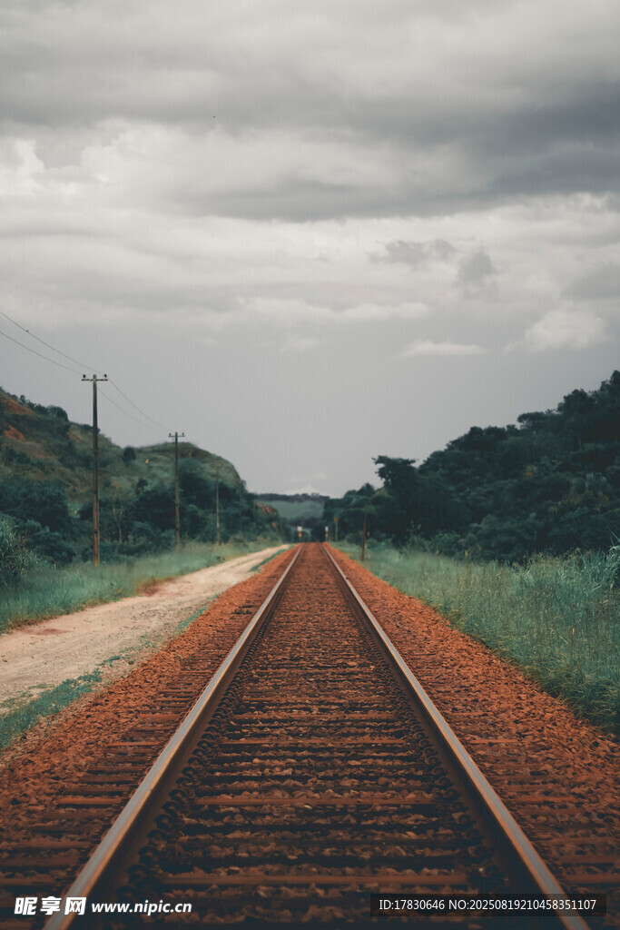延伸向遠方的鐵路軌道
