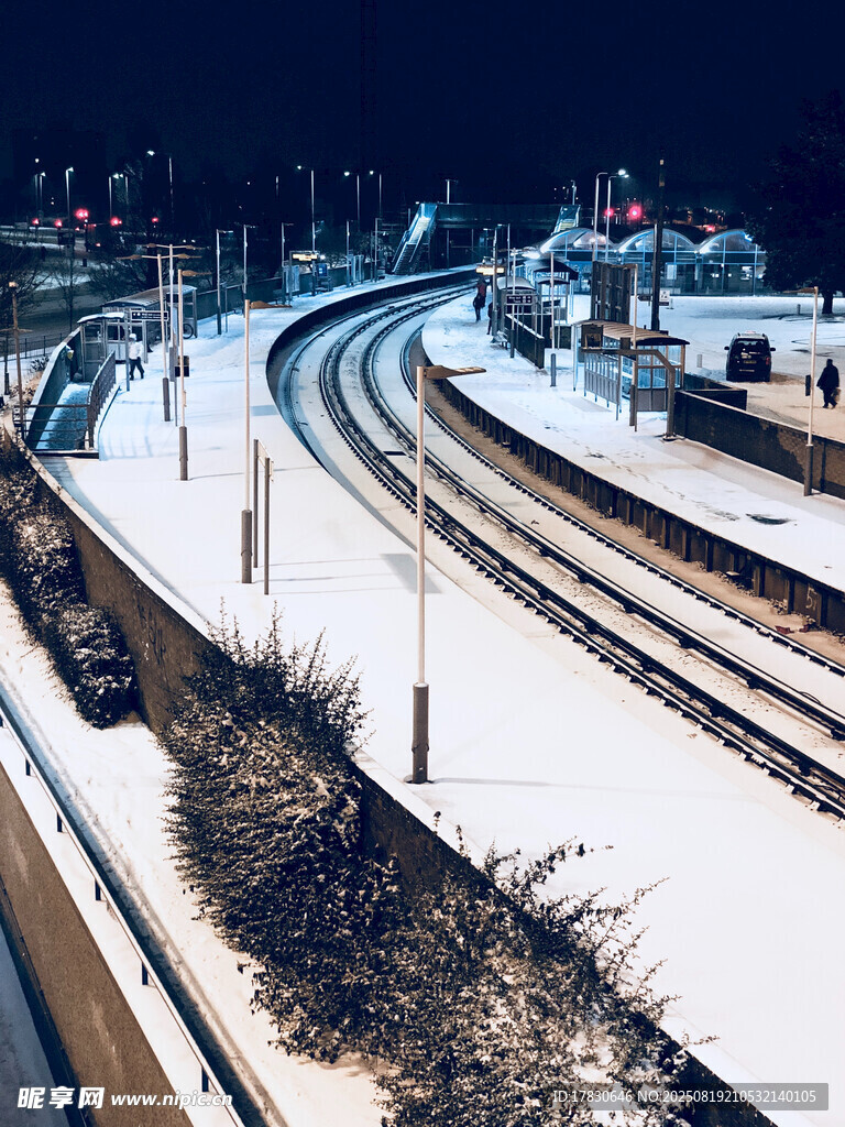 雪夜中的鐵路軌道景象