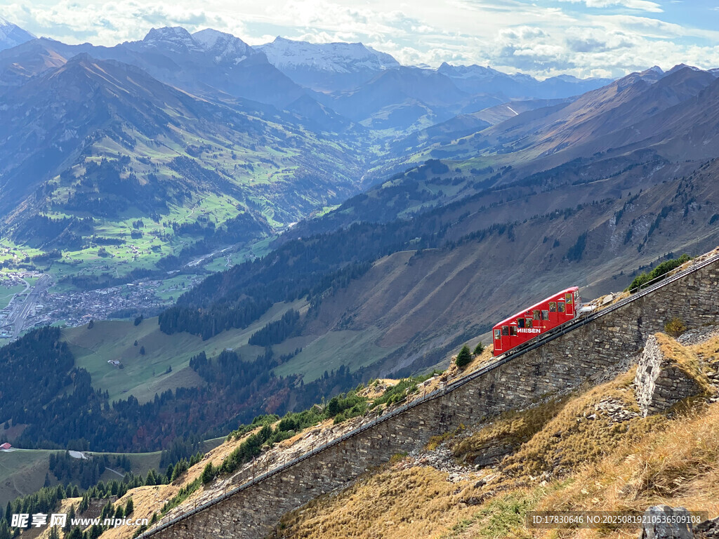 山間紅火車穿行壯麗美景