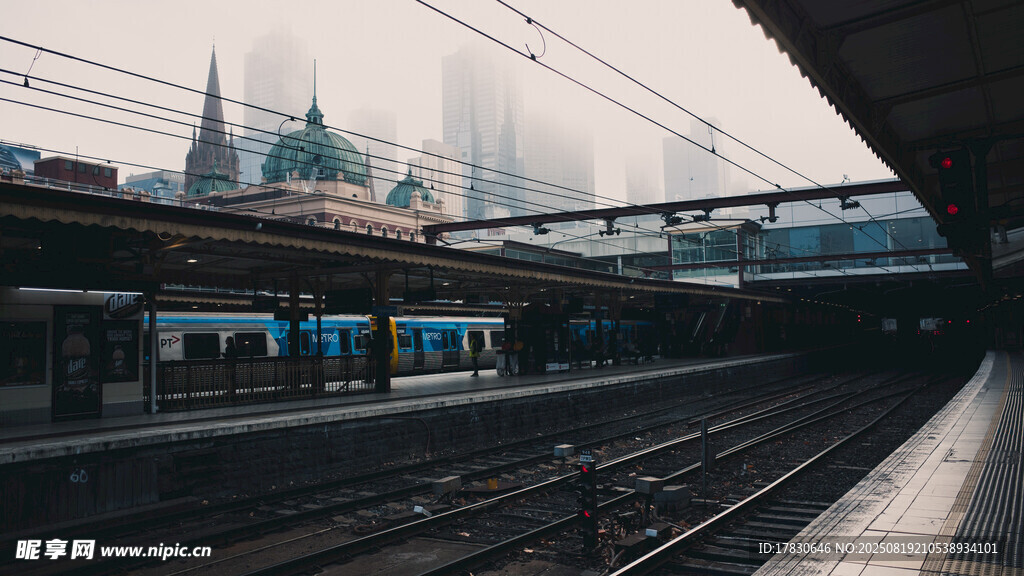 霧中火車站臺景象