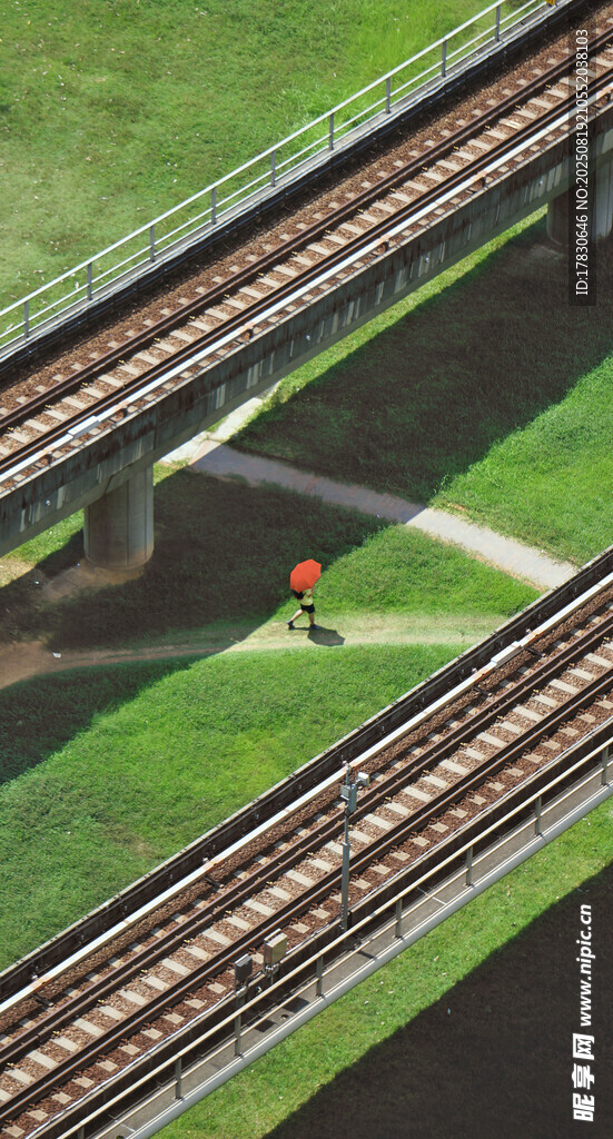 鐵路旁的綠化灑水場景