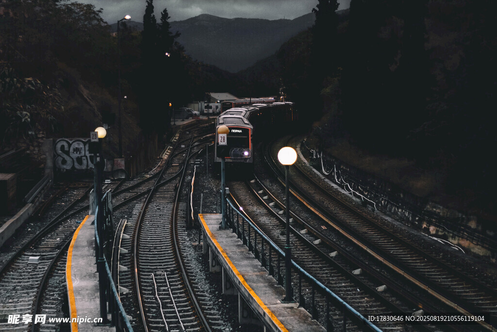 夜幕下的鐵路軌道景觀