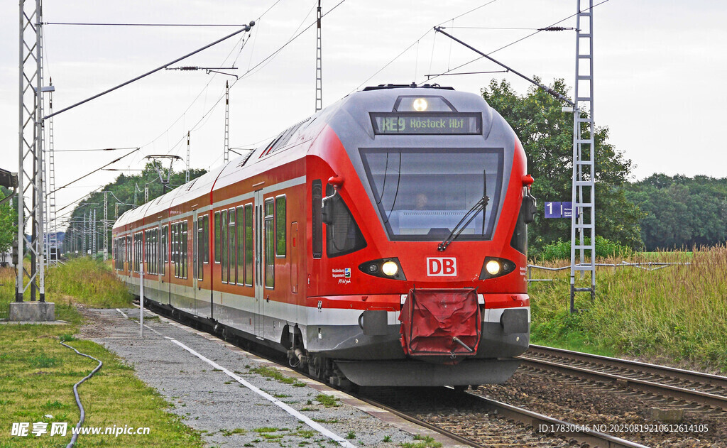 紅色列車行駛在鐵軌上