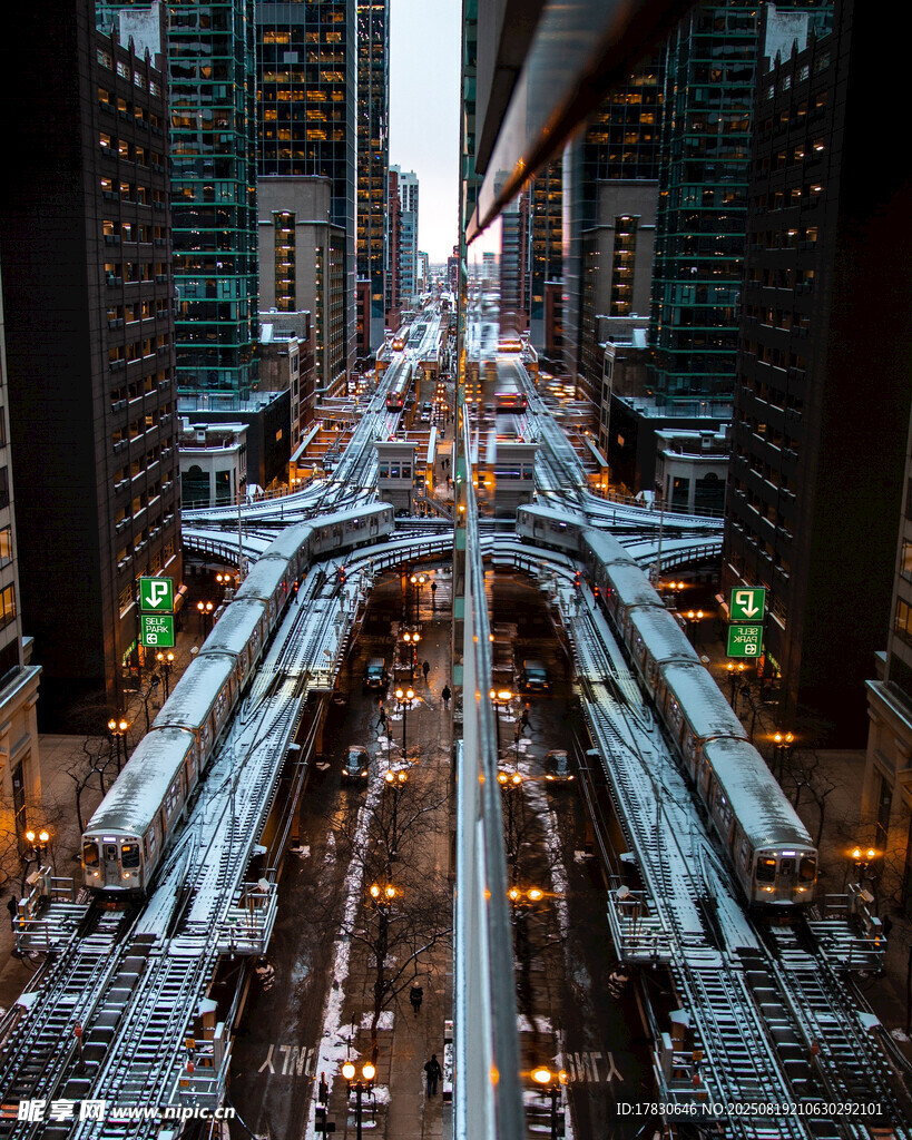 城市繁華夜景中的交錯道路
