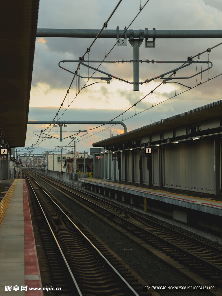 空曠的鐵路站臺場景