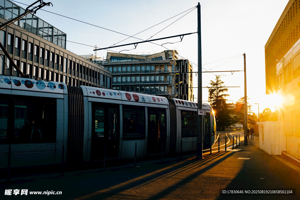 夕陽下的城市有軌電車