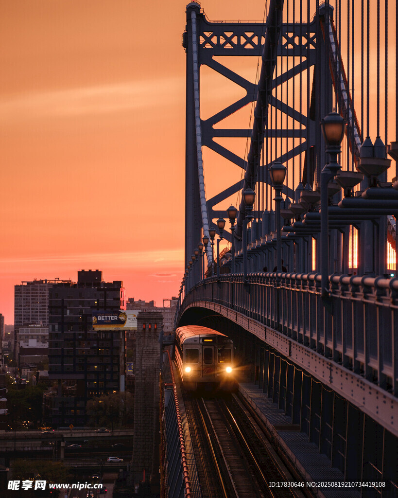 夕陽下的城市橋梁美景