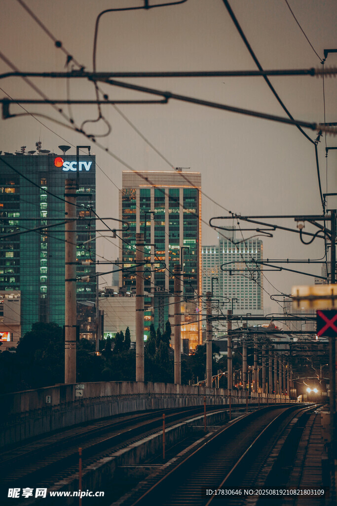 城市鐵軌旁的高樓夜景