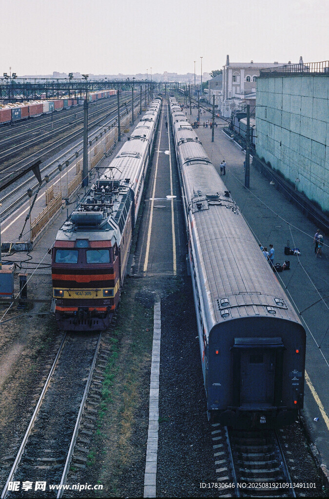 鐵路場景中的多輛列車