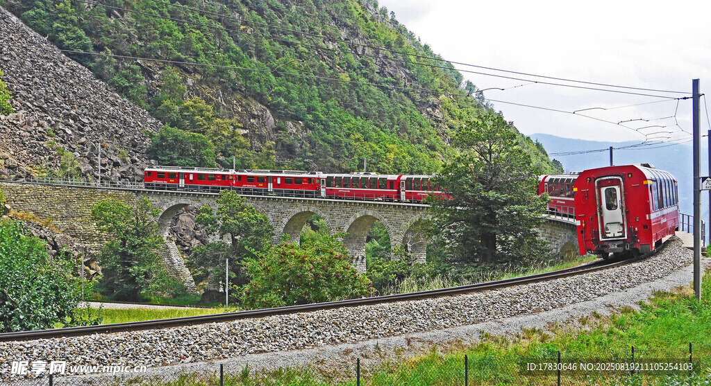 山間紅色列車穿行風(fēng)景