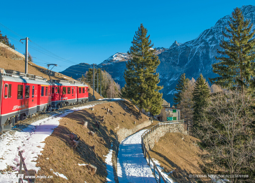 山間紅火車穿行雪景