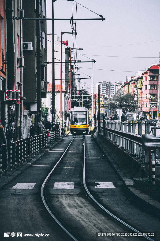 城市軌道上行駛的黃色列車