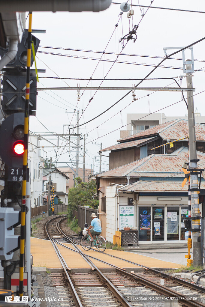 鐵路道口信號燈與建筑物
