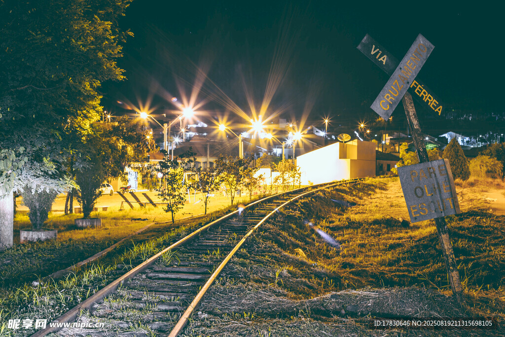 夜晚鐵路旁的靜謐場景