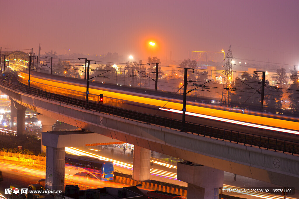 城市夜景中的高架橋