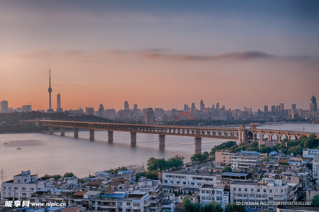 武漢黃昏長江大橋