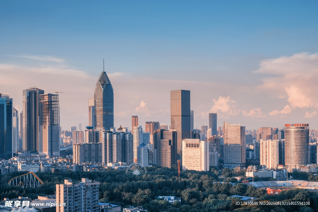 武漢黃昏高樓街景