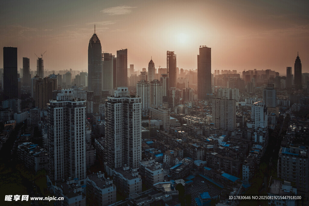 黃昏中的城市高樓
