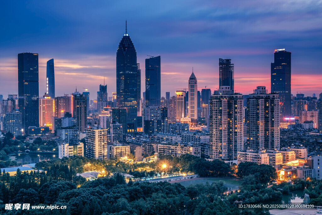 武漢金融街黃昏夜景