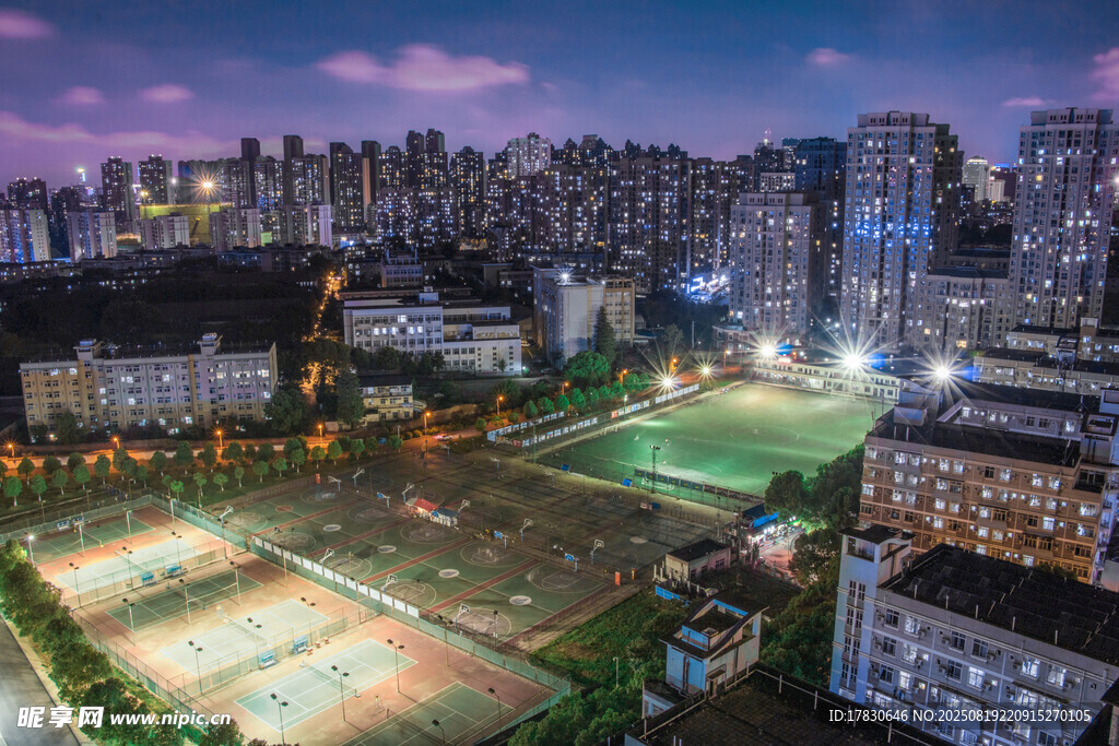 大學(xué)體育場夜景