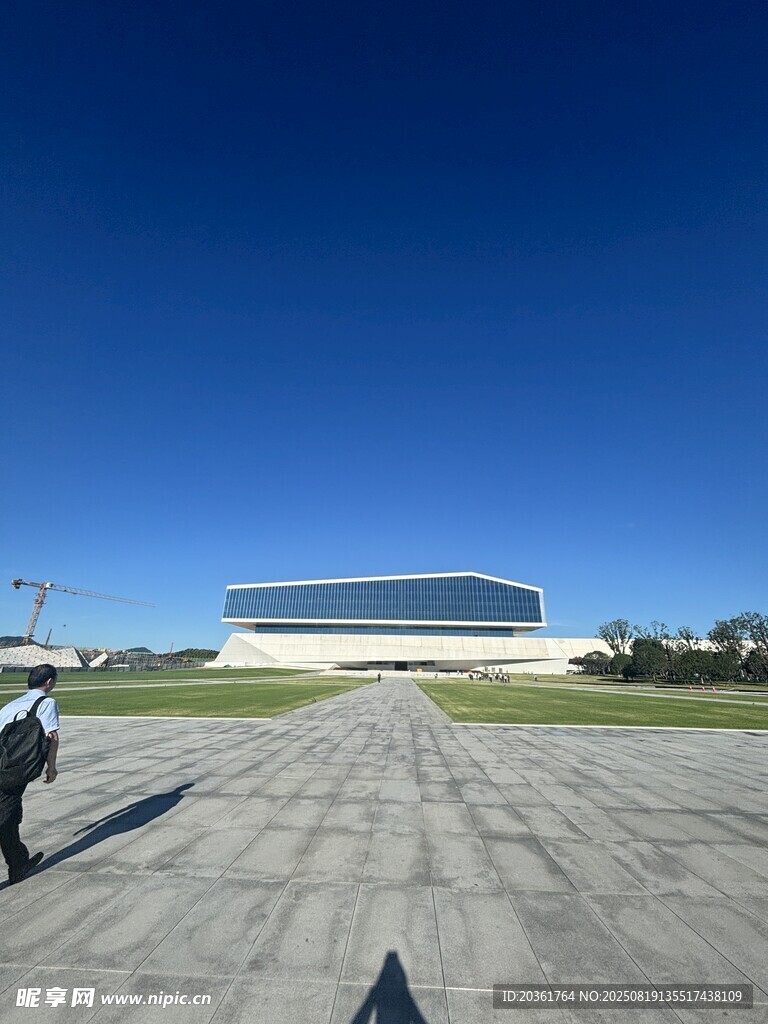 寬闊廣場上的現代建筑