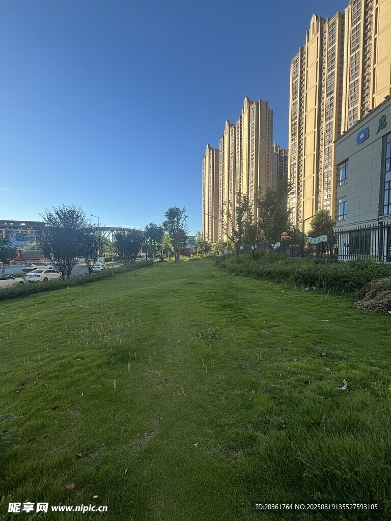 城市綠地旁的高層住宅區(qū)