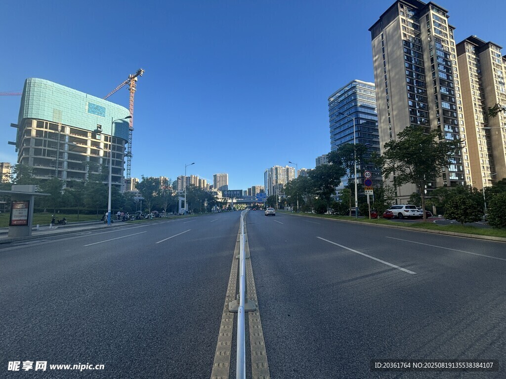 城市寬闊道路與林立高樓