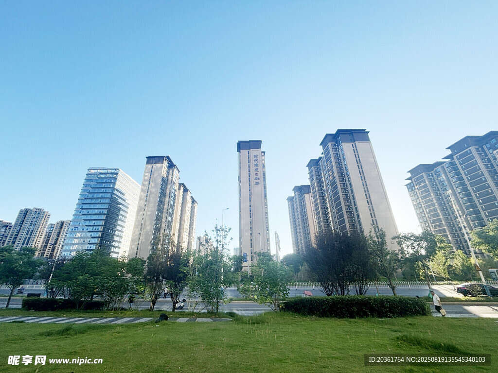 城市綠地旁的高樓景觀