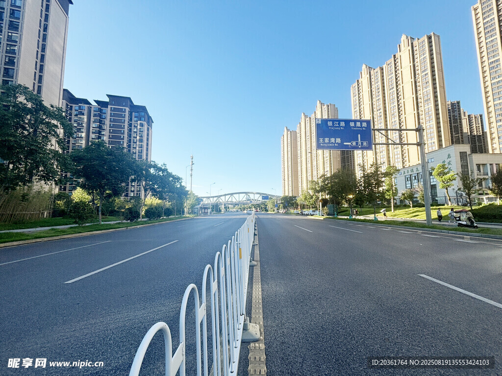 城市寬闊道路與林立高樓