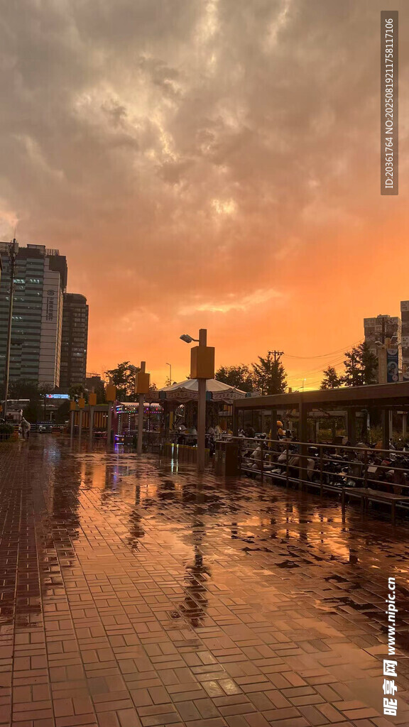 夕陽下的城市河畔美景