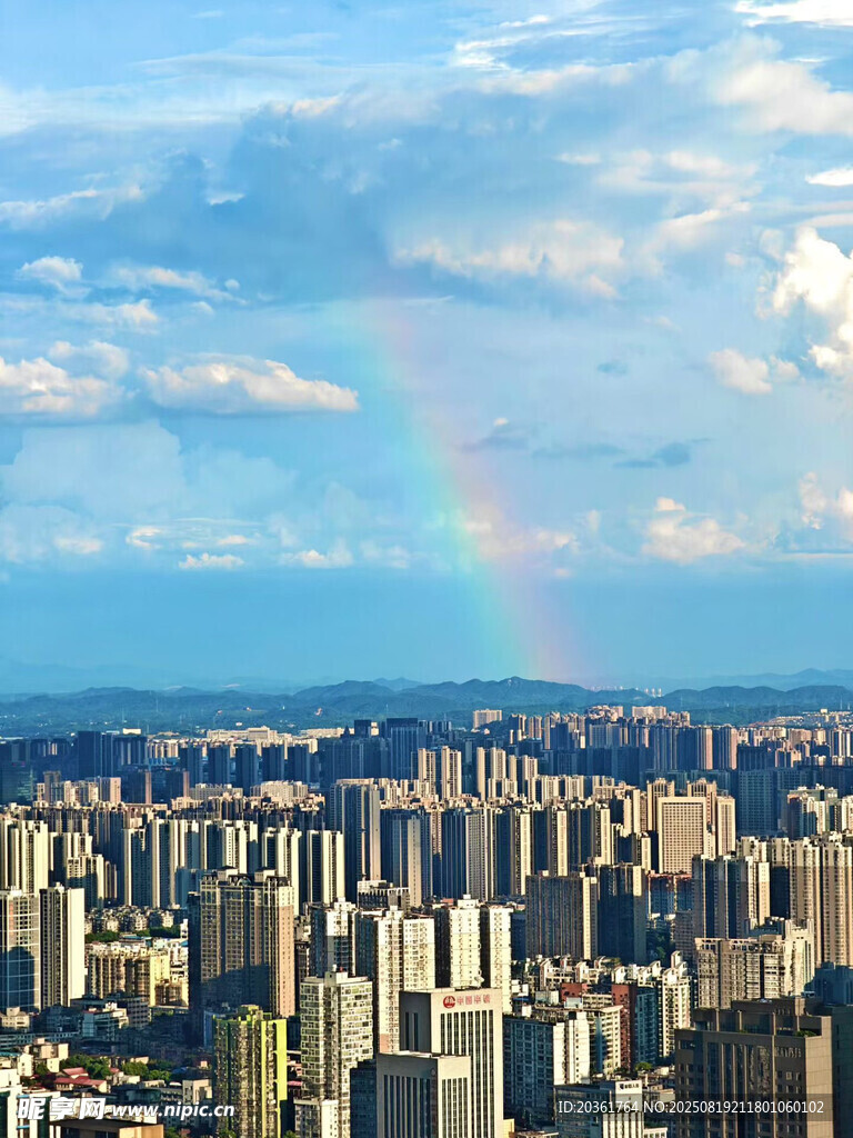 城市上空的絢麗彩虹