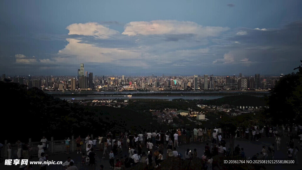 黃昏下的城市天際線景觀