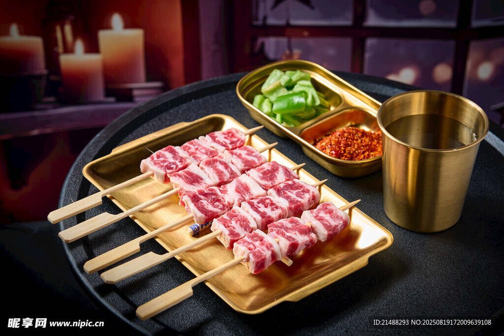 美味烤肉串搭配新鮮蔬菜