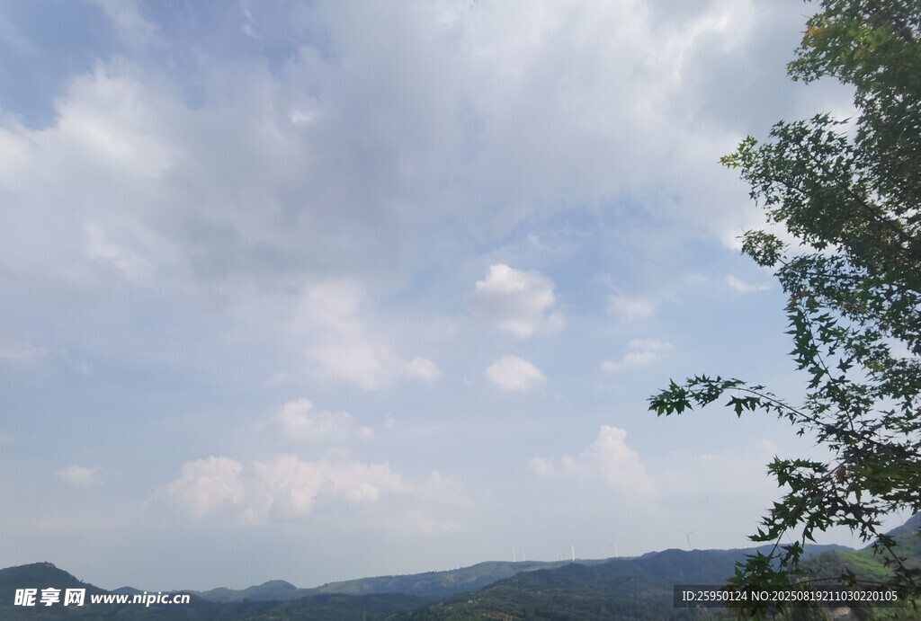 山間云景綠意點(diǎn)綴