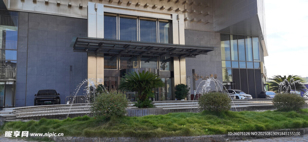 現(xiàn)代風格建筑與門前噴泉小景