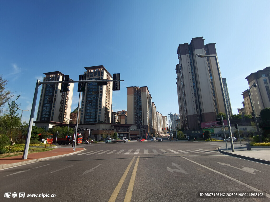 十字路口寬闊道路旁的高樓景觀