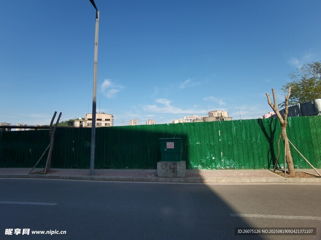 施工現(xiàn)場綠色圍擋場景