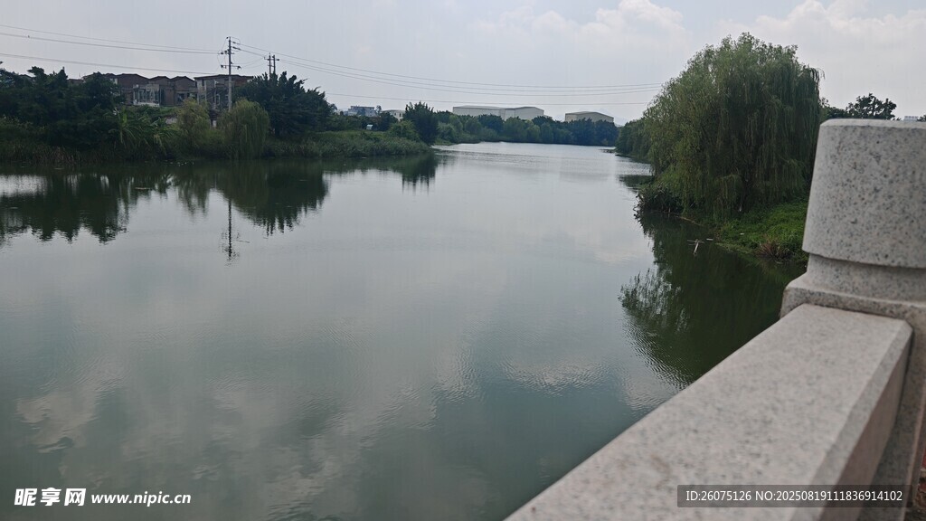 河畔風(fēng)光寧靜湖水景致