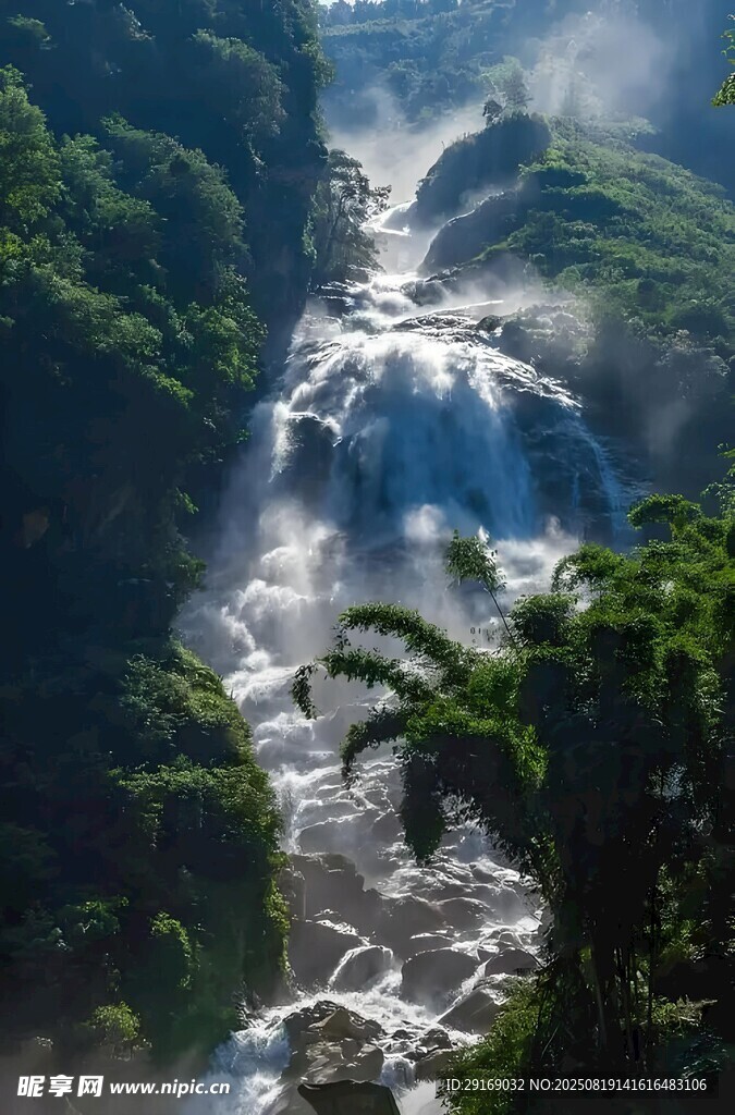 山間壯麗瀑布景觀