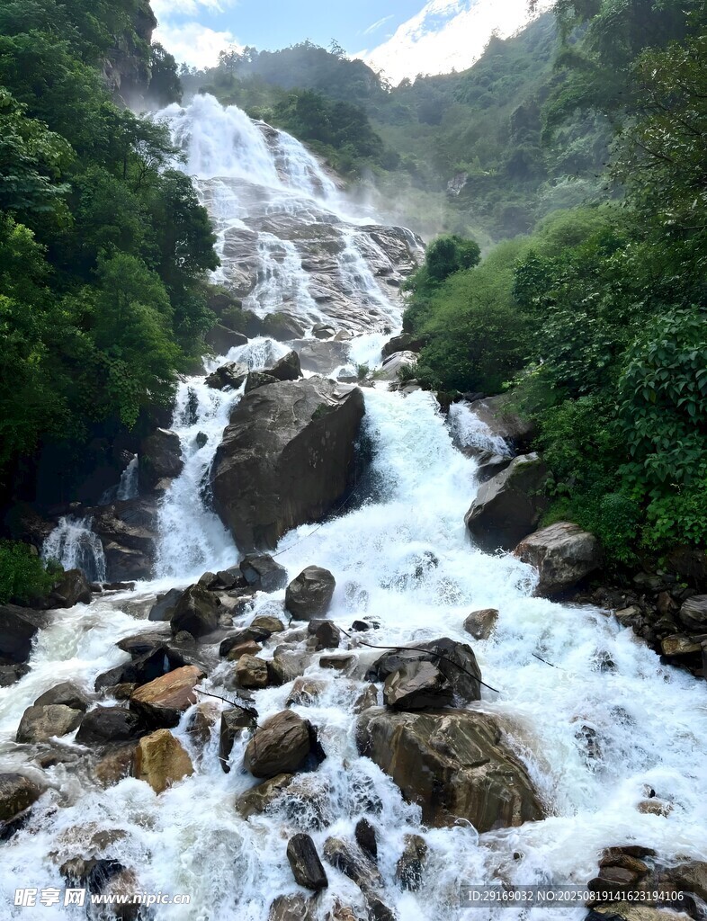 山間飛瀑 亂石激流之景