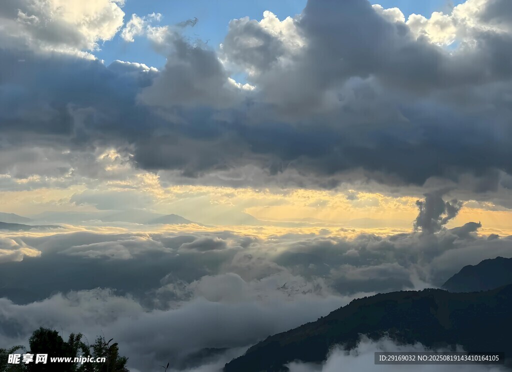 云海之上的壯麗天空景觀